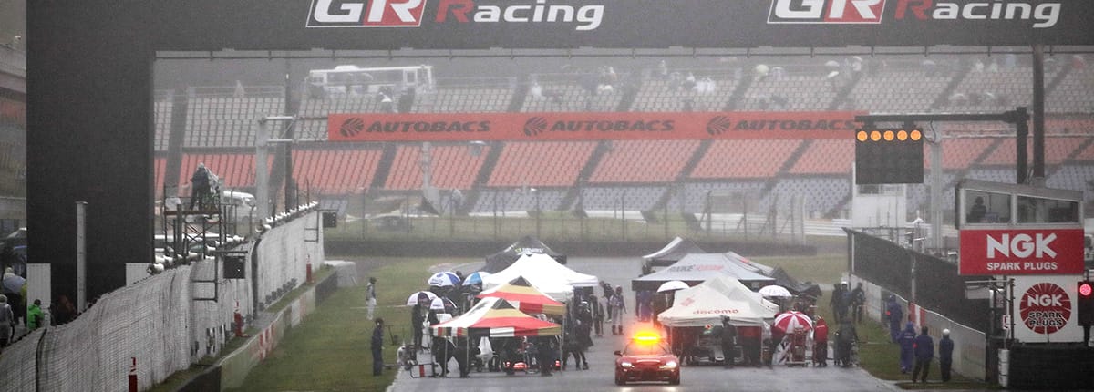 決勝は悪天候のため1周で中断。レースは不成立に