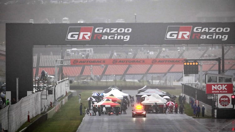 決勝は悪天候のため1周で中断。レースは不成立に