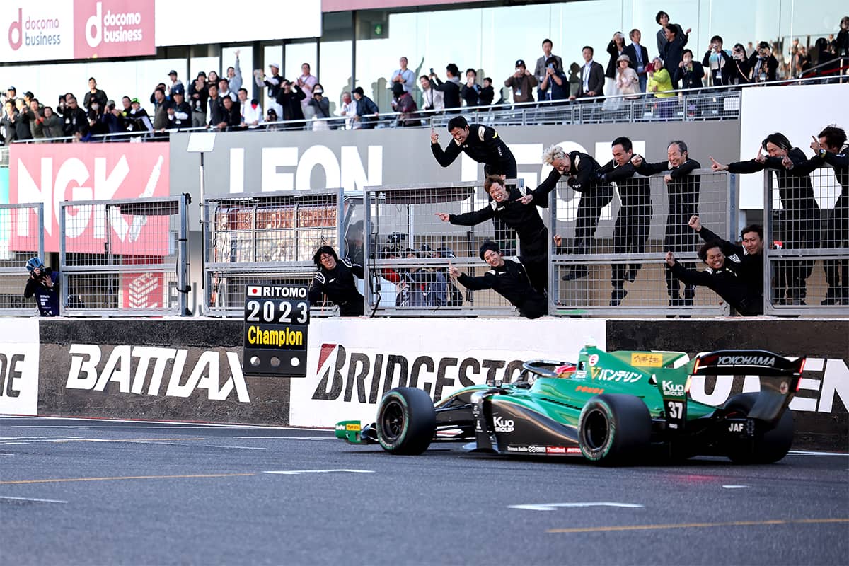3位表彰台を獲得した宮田 莉朋（VANTELIN TEAM TOM’S 37号車）がドライバーズタイトルを獲得した。