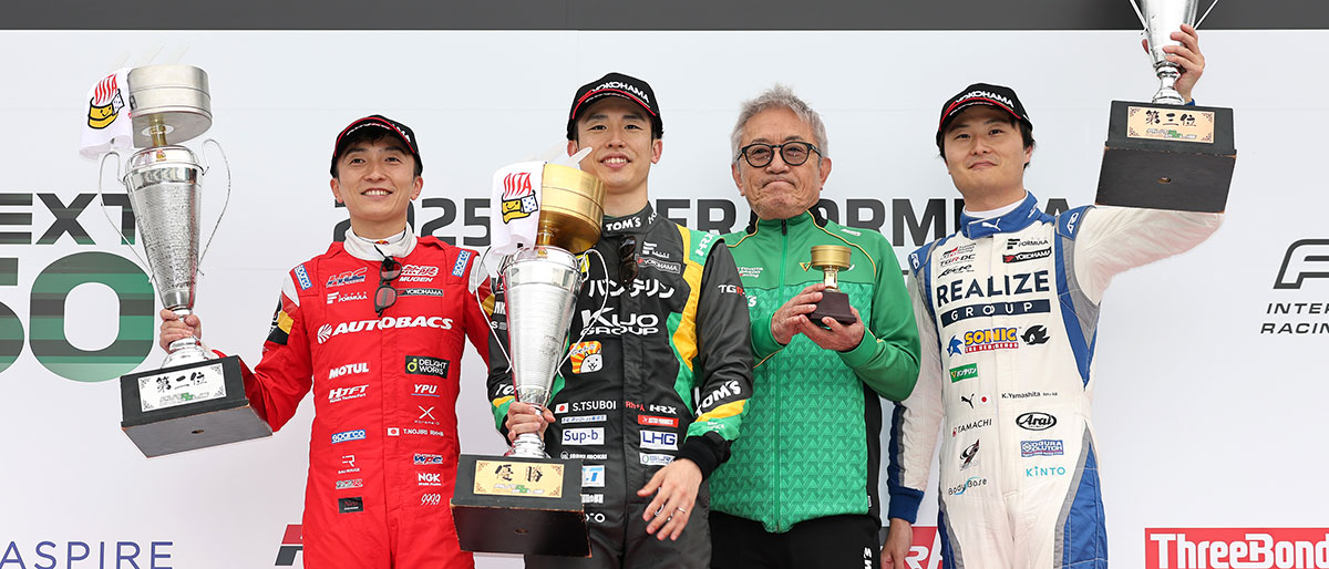 表彰台の模様 左から、2位の野尻智紀(TEAM MUGEN)、優勝した坪井翔(VANTELIN TEAM TOM’S)、VANTELIN TEAM TOM’Sチーム監督の舘信秀、3位の山下健太(KONDO RACING)