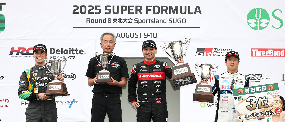 表彰台の模様　左から、2位のサッシャ・フェネストラズ（VANTELIN TEAM TOM’S）、TEAM MUGEN チーム監督の田中洋克、優勝した岩佐歩夢（TEAM MUGEN）、3位の福住仁嶺（Kids com Team KCMG）