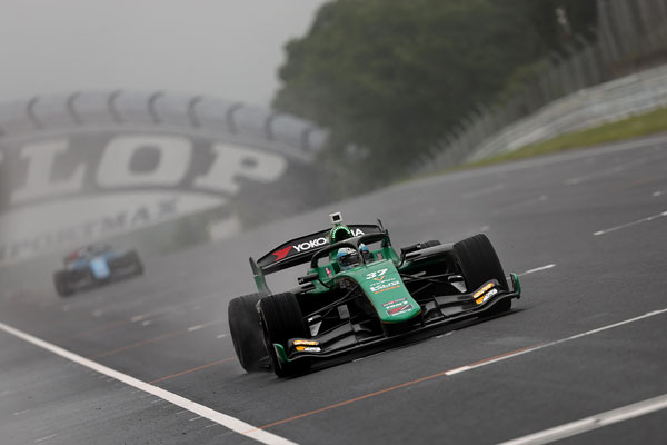 2位に入り、今季初表彰台を獲得したサッシャ・フェネストラズ（VANTELIN TEAM TOM’S #37）