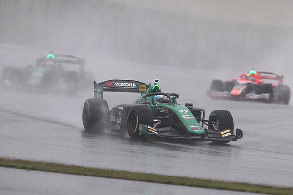 自身キャリア2度目となる優勝を飾ったサッシャ・フェネストラズ（VANTELIN TEAM TOM’S 37号車）