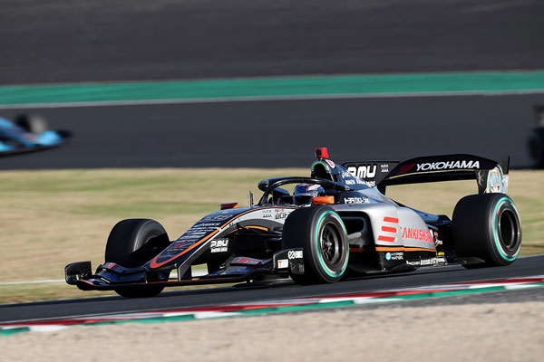 位でフィニッシュした阪口晴南（SANKI VERTEX PARTNERS CERUMO・INGING 38号車）