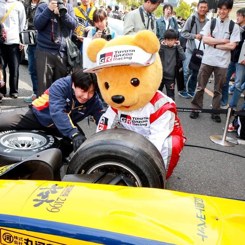 フォーミュラカータイヤ交換体験
