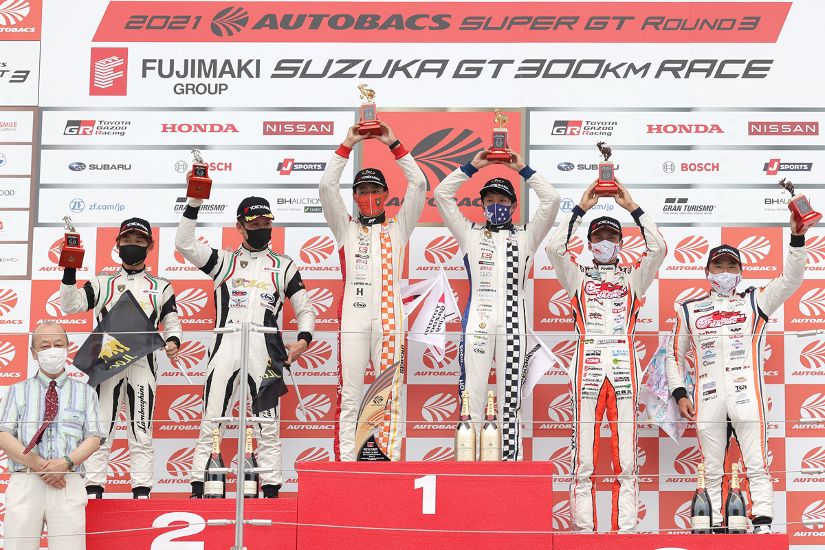GT300クラスで初優勝を飾った三宅 淳詞と堤 優威(中央)