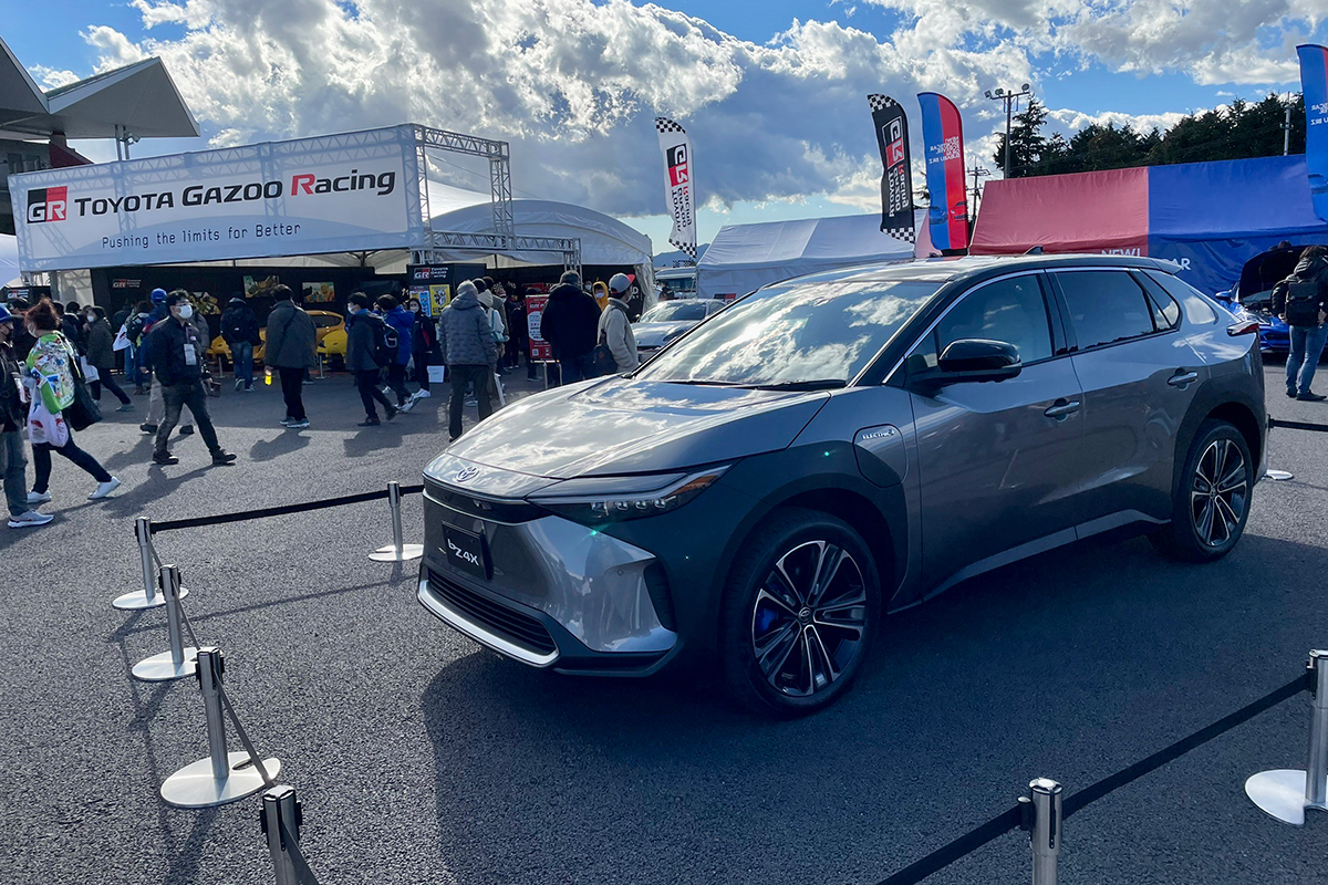 イベント広場にはTGRブースが開設され、先日発表された新型BEV「bZ4X」も展示