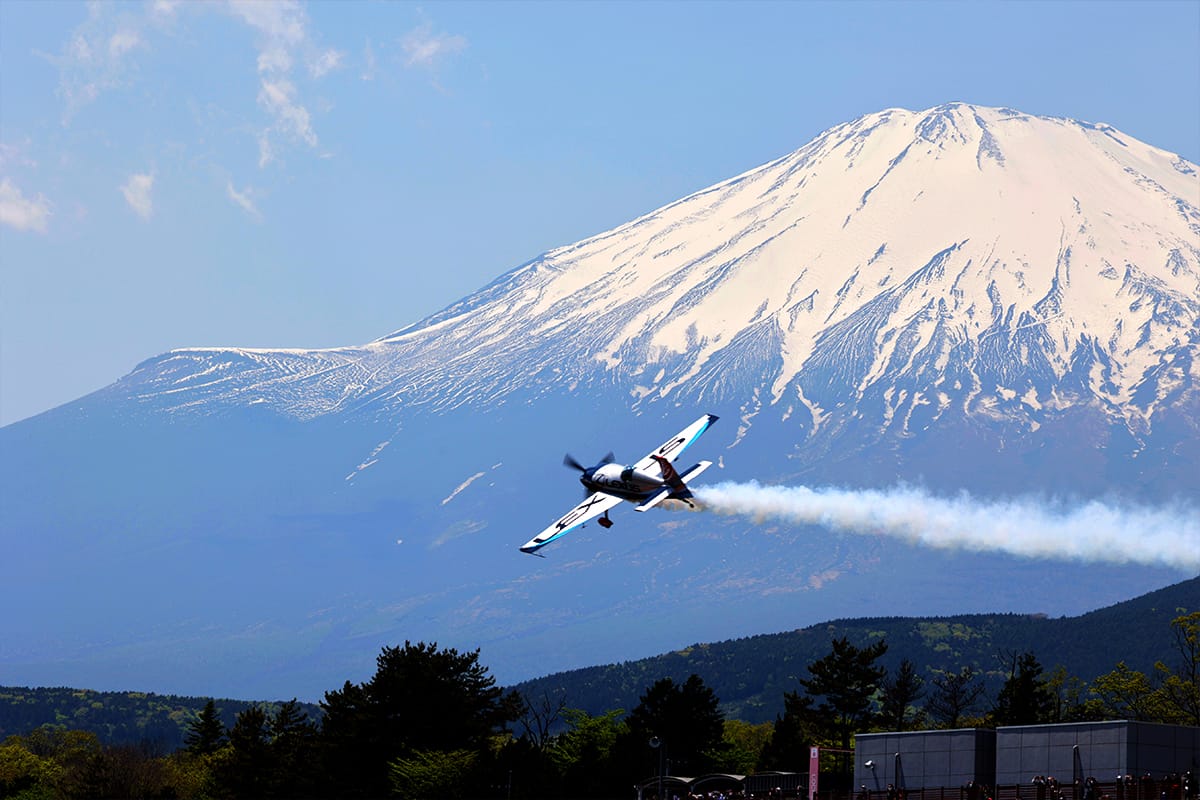 エアレース・パイロットの室屋義秀氏が「Yoshi MUROYA × LEXUS Special Flight@ FUJI SPEEDWAY」としてデモ飛行を行い、迫力のフライトを観客に披露