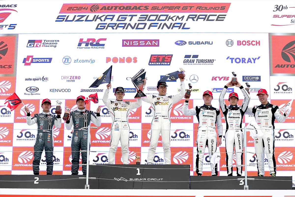 GT300クラスでは堤優威／平良響組 muta Racing GR86 GT 2号車（左）が2位、小高一斗／中村仁／根本悠生組 apr LC500h GT 31号車（右）が3位で今季初表彰台を獲得