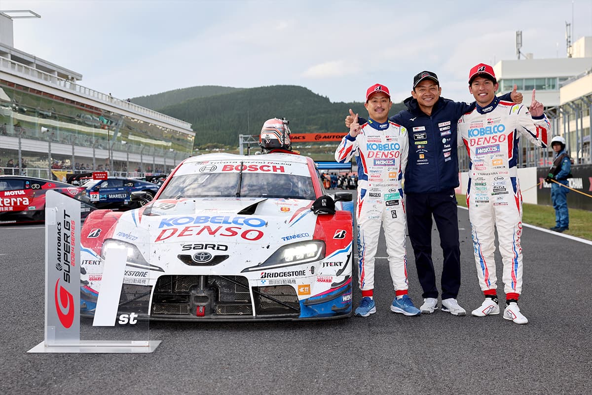 今季初勝利を飾ったDENSO KOBELCO SARD GR Supra 39号車の関口雄飛（左）／中山雄一（右）とチーム監督の脇阪寿一（中央）