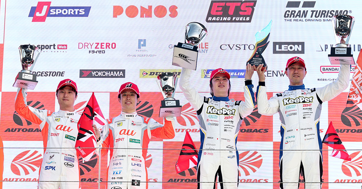 表彰台の模様 左から、2位に入った山下/坪井(1号車)、優勝した大湯/石浦(38号車)