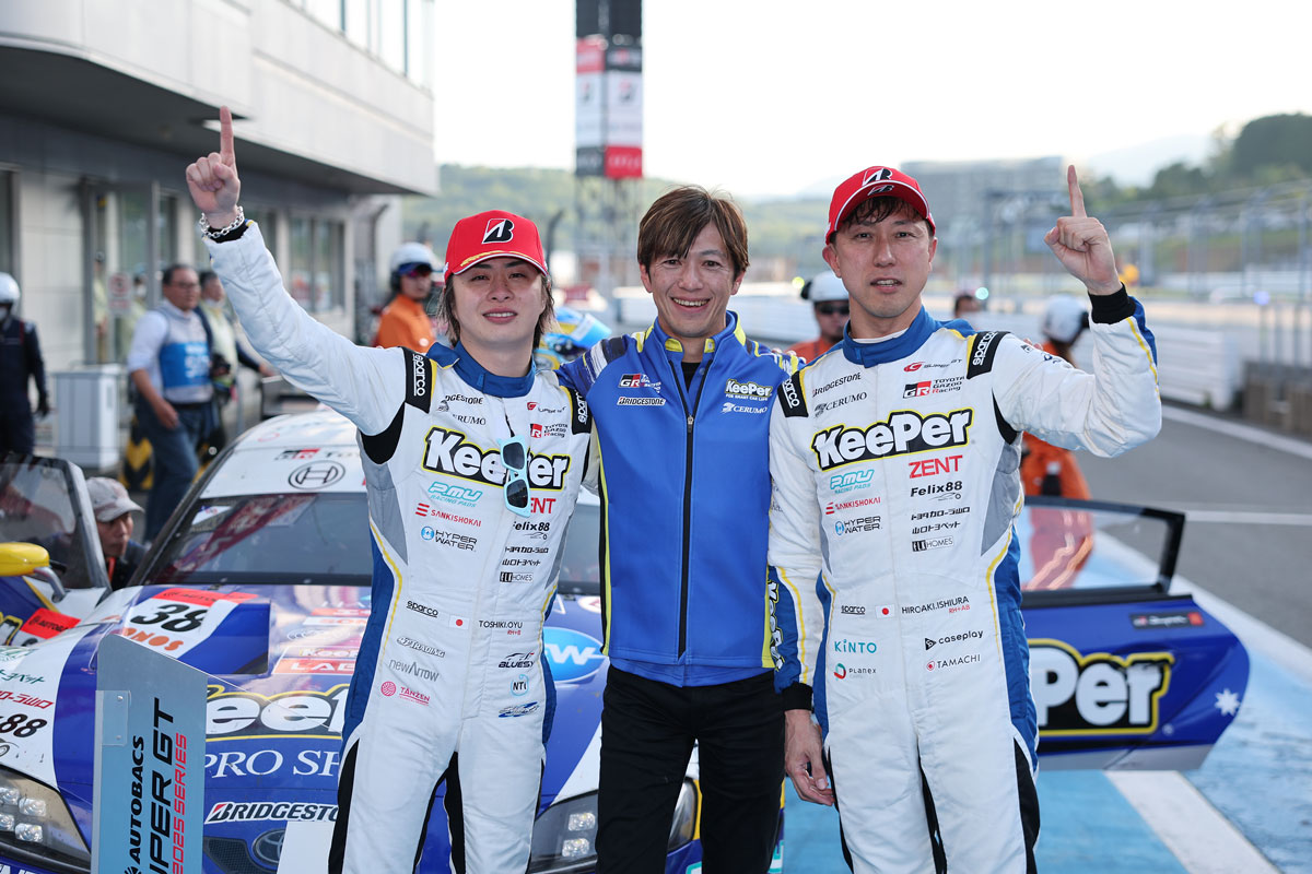 ポール・トゥ・ウィンで今季初勝利を挙げたKeePer CERUMO GR Supra 38号車の大湯都史樹(左)/石浦宏明(右)とチーム監督の立川祐路(中央)