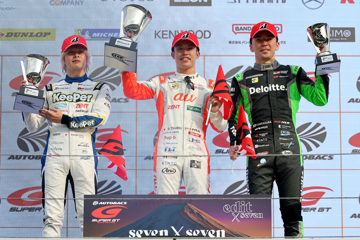 レース1表彰台の模様。左から2位の大湯(38号車)、優勝した坪井(1号車)、3位の笹原(37号車)