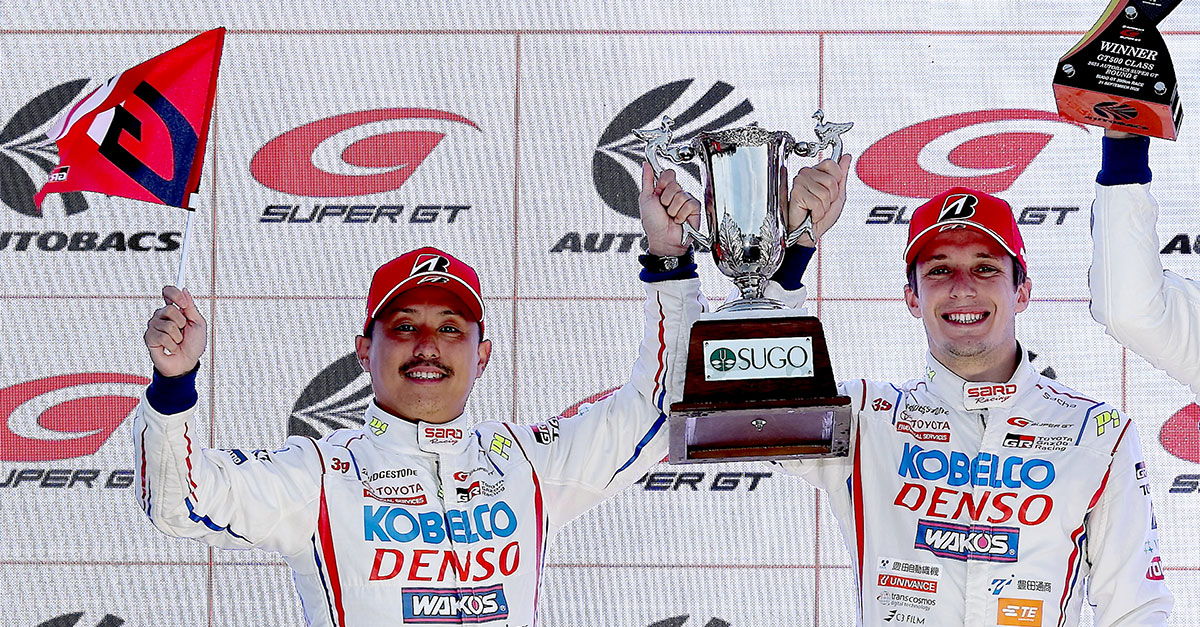 2位表彰台を獲得したDENSO KOBELCO SARD GR Supra 39号車の関口雄飛（左）とサッシャ・フェネストラズ（右）