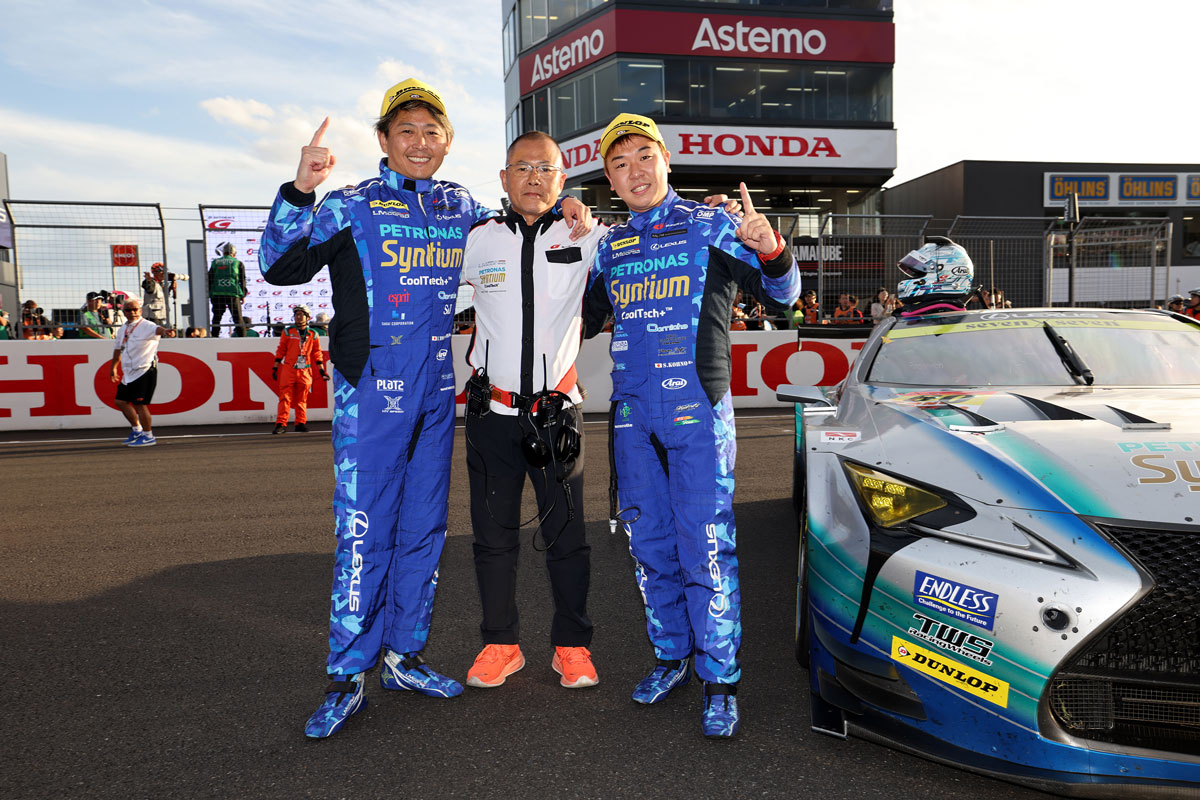 今季初勝利を挙げたSyntium LMcorsa LC500 GT 60号車の吉本大樹（左）、チーム監督の俣野俊典（中）と河野駿佑（右）