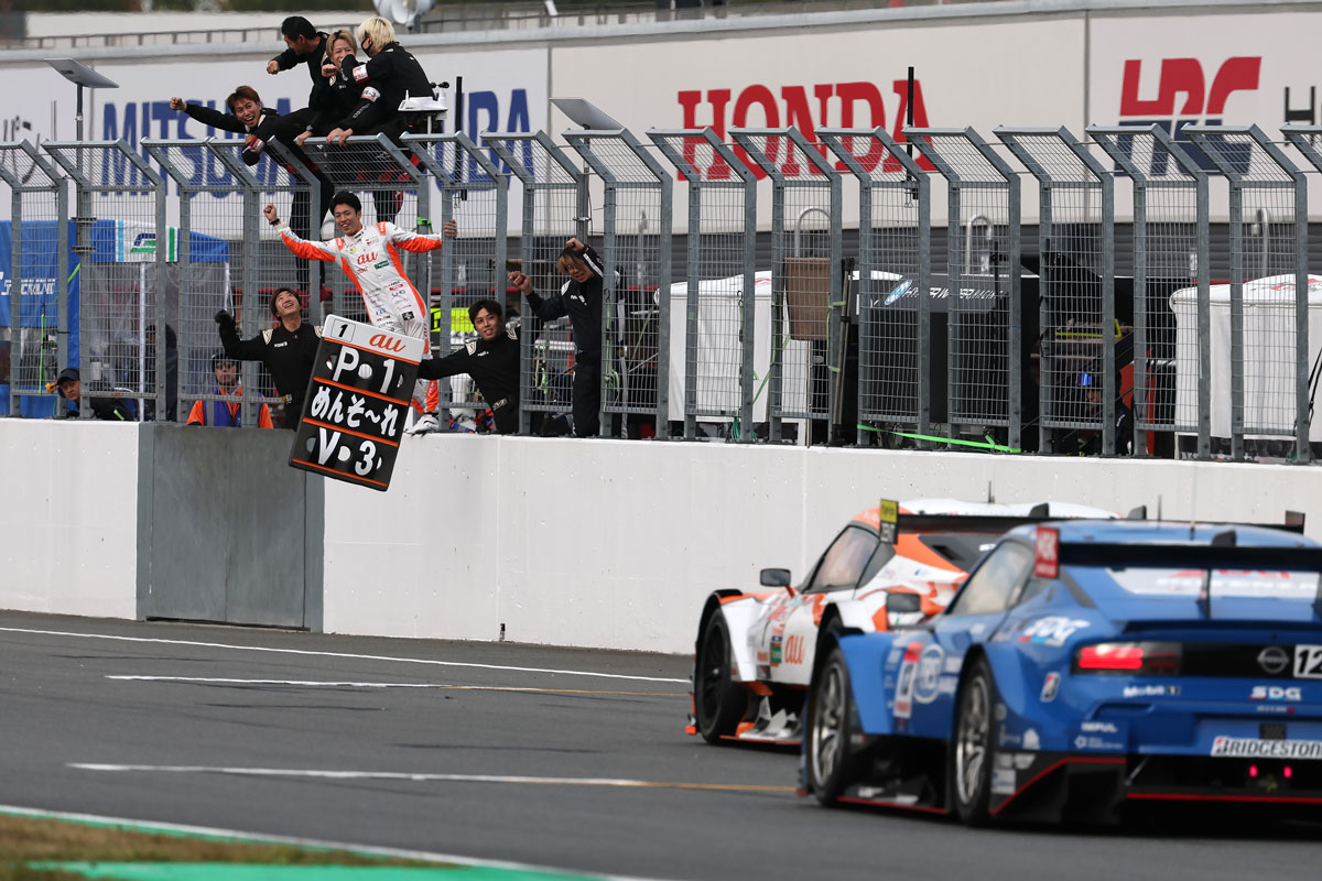 坪井翔／山下健太組 au TOM'S GR Supra 1号車がトップでチェッカーを受け、シリーズチャンピオンを獲得