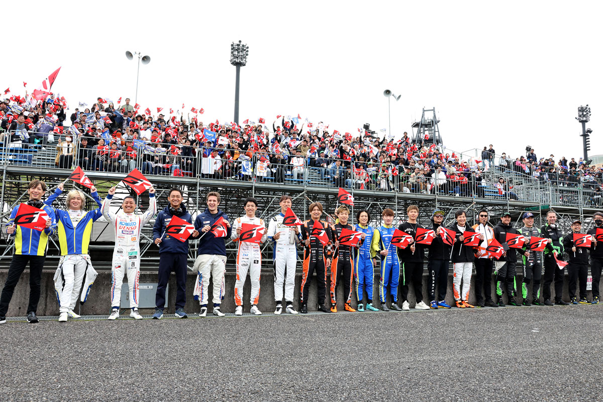 レース前にTGRファンシート前に全ドライバーが集合し、最終戦での健闘を誓った