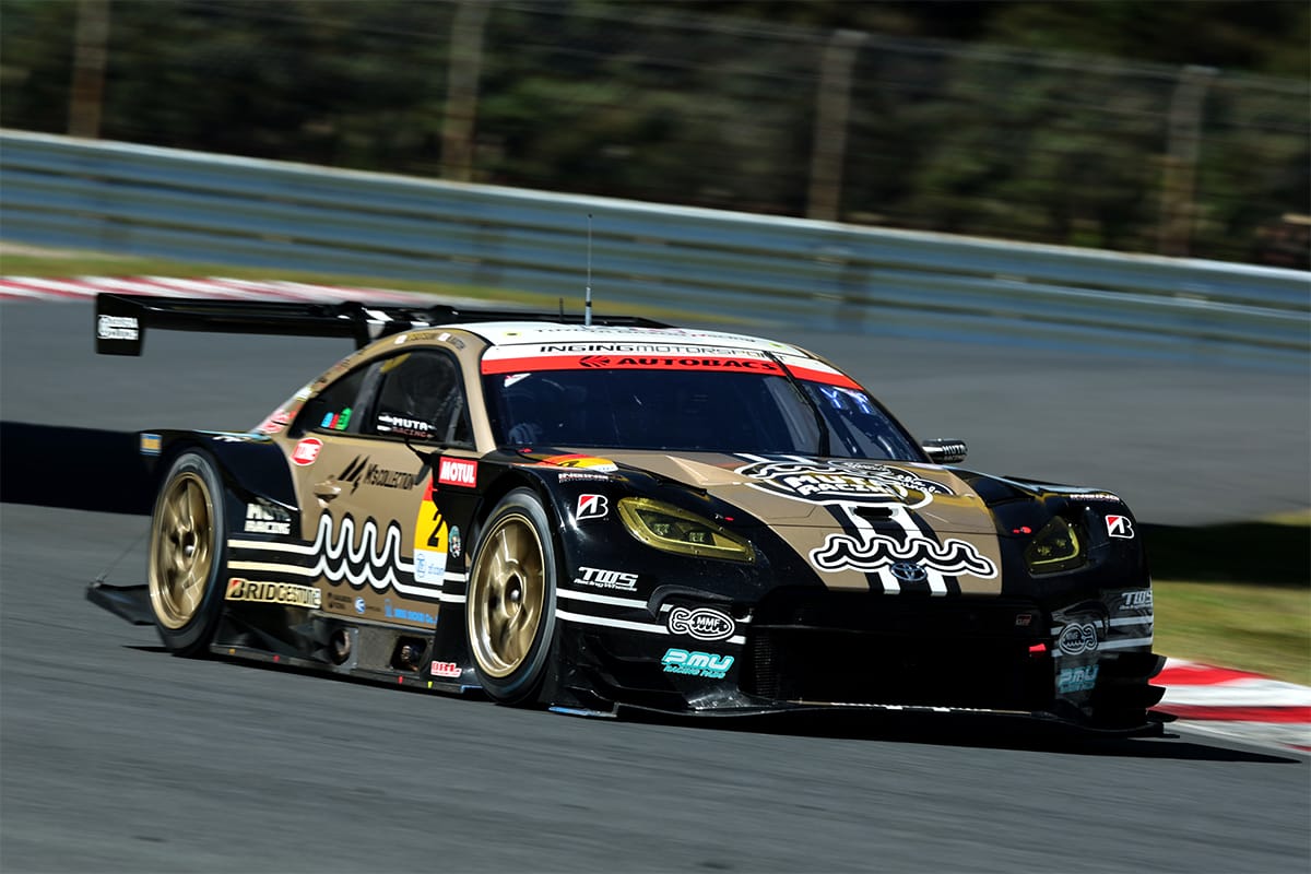 3番手と好位置につけたmuta Racing GR86 GT 2号車（加藤 寛規／堤 優威）