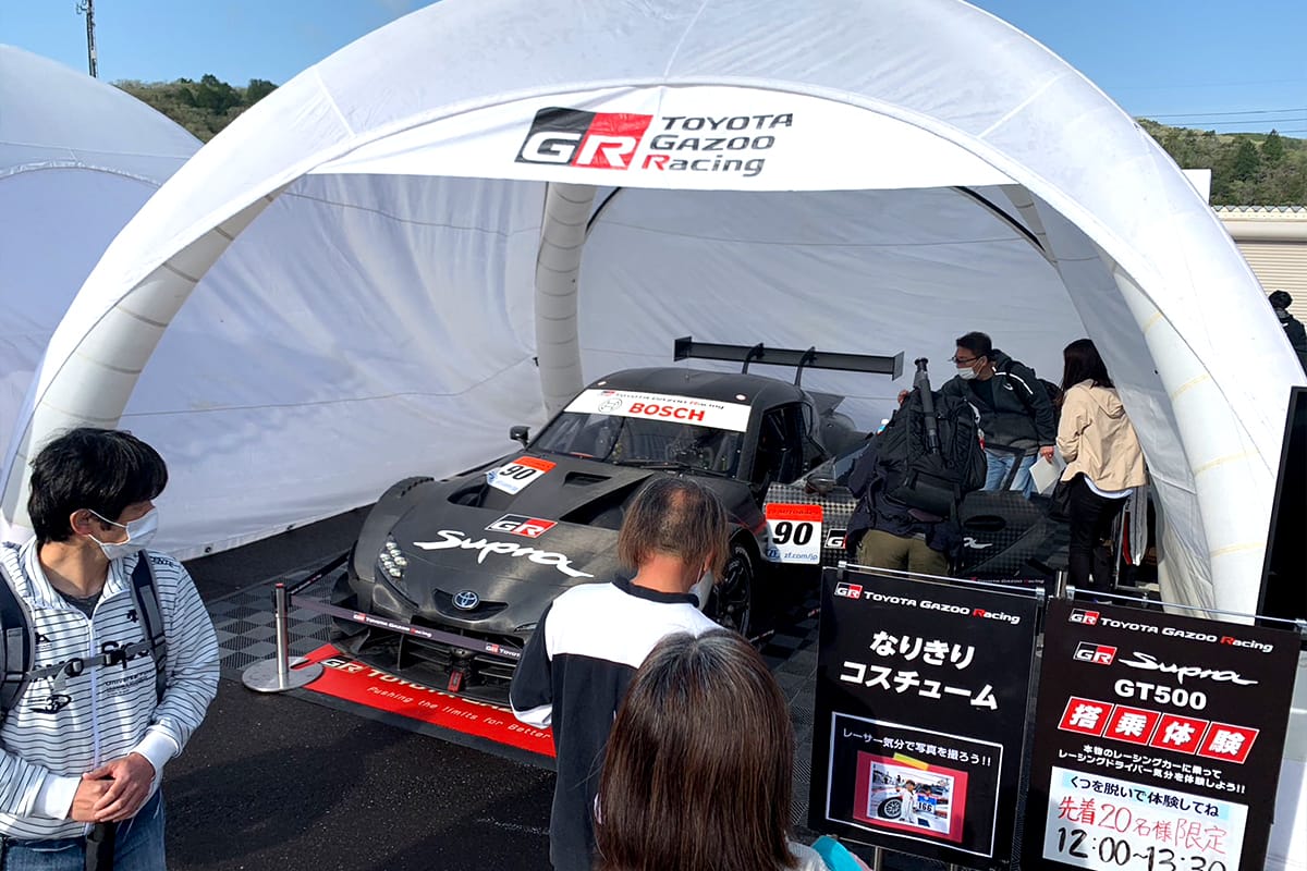 TGRブースではレーシングスーツを着てGR Supra GT500テストカーに乗り込むドライバーなりきり体験も人気を集めた