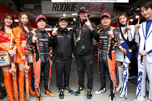 ポールポジション獲得を喜ぶTGR TEAM ENEOS ROOKIE