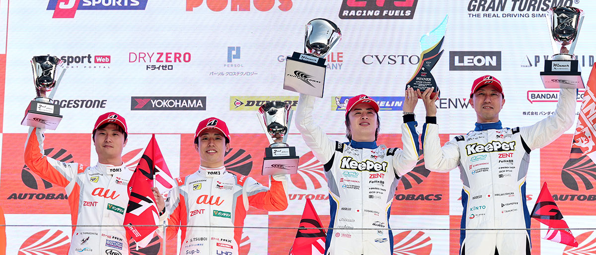 表彰台の模様 左から、2位に入った山下/坪井(1号車)、優勝した大湯/石浦(38号車)