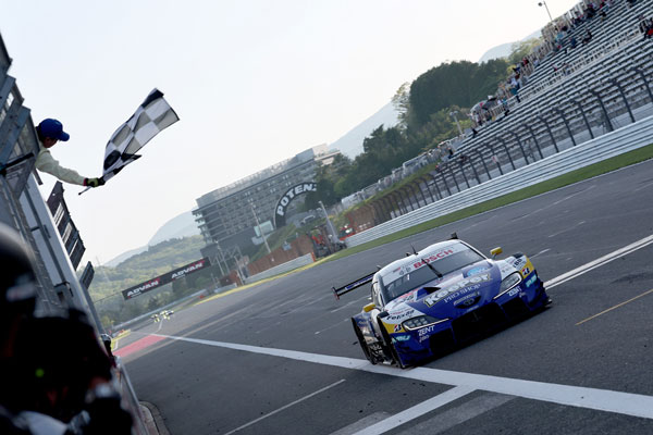 ポール・トゥ・ウィンで優勝したKeePer CERUMO GR Supra 38号車（石浦宏明／大湯都史樹）