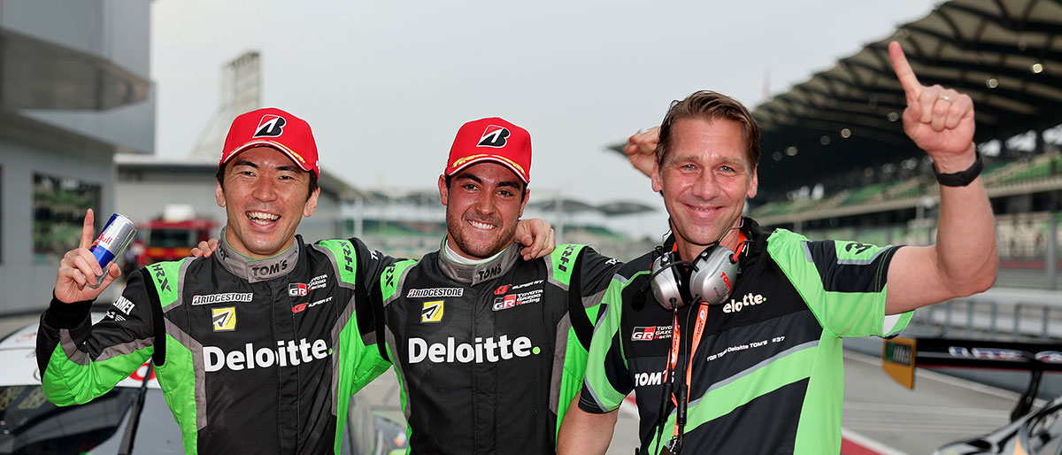 今季初勝利を挙げたDeloitte TOM'S GR Supra 37号車の笹原右京（左）、ジュリアーノ・アレジ（中）とチーム監督のミハエル・クルム（右）