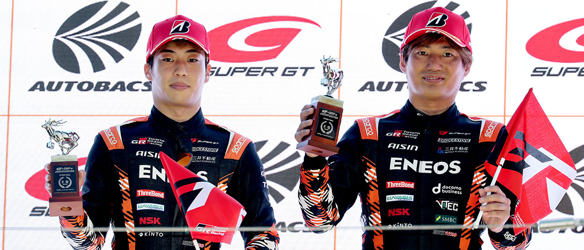 今季初勝利を挙げたDeloitte TOM'S GR Supra 37号車の笹原右京(左)、ジュリアーノ・アレジ(中)とチーム監督のミハエル・クルム(右)