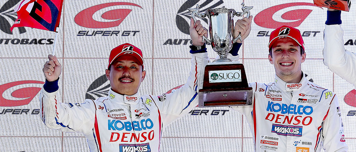 2位表彰台を獲得したDENSO KOBELCO SARD GR Supra 39号車の関口雄飛（左）とサッシャ・フェネストラズ（右）