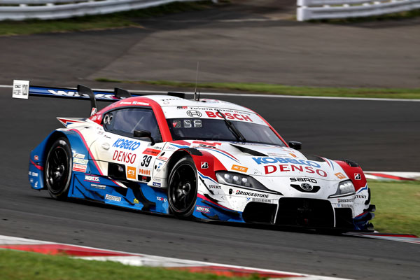 2位表彰台を獲得したDENSO KOBELCO SARD GR Supra 39号車（関口雄飛／サッシャ・フェネストラズ）