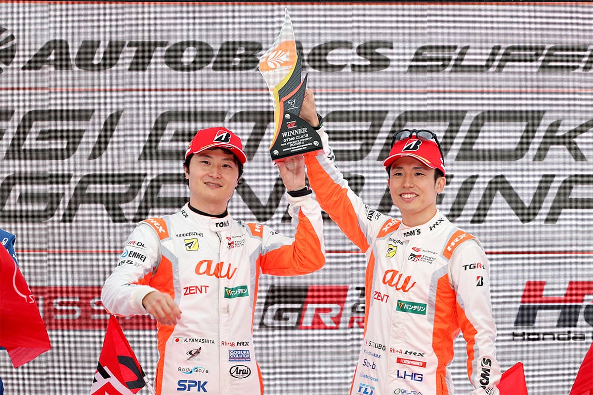 2025年SUPER GT GT500クラスでシリーズ優勝を果たした卒業生の坪井翔と山下健太