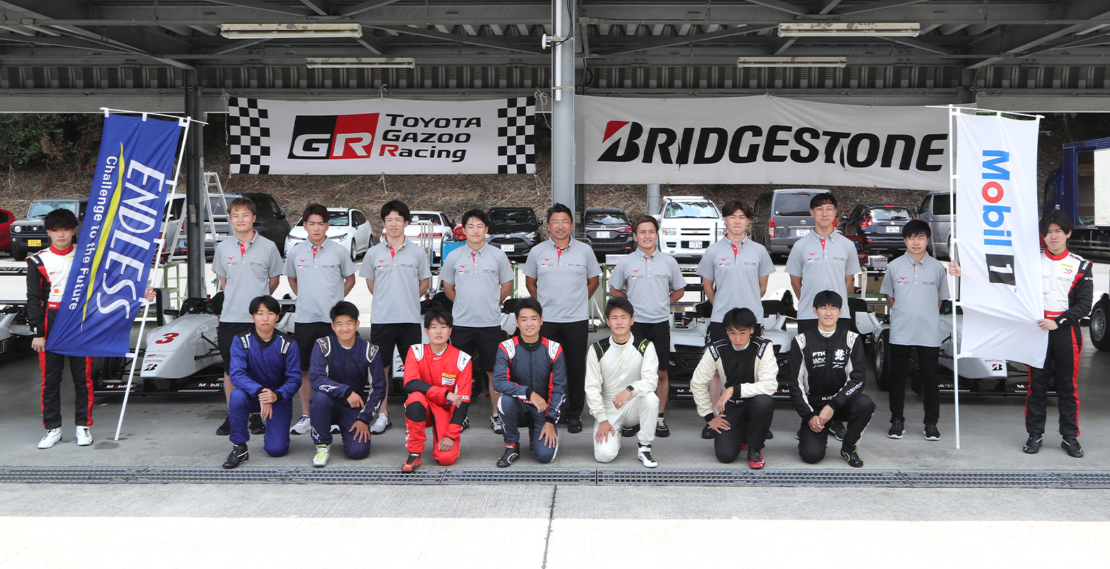 2024 年度 TGR-DC レーシングスクール選考会の参加者と講師