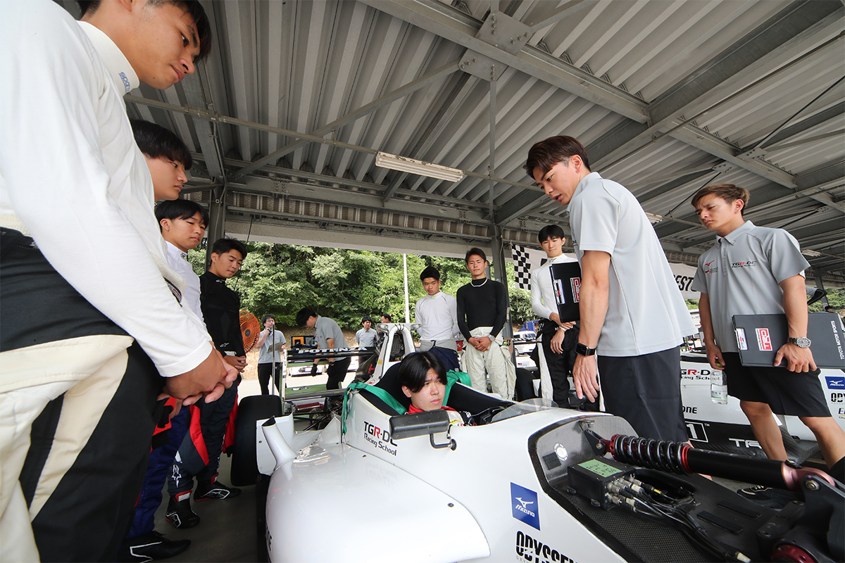 2024 年度 TGR-DC RS 選考会の講師陣と、実際の指導の様子