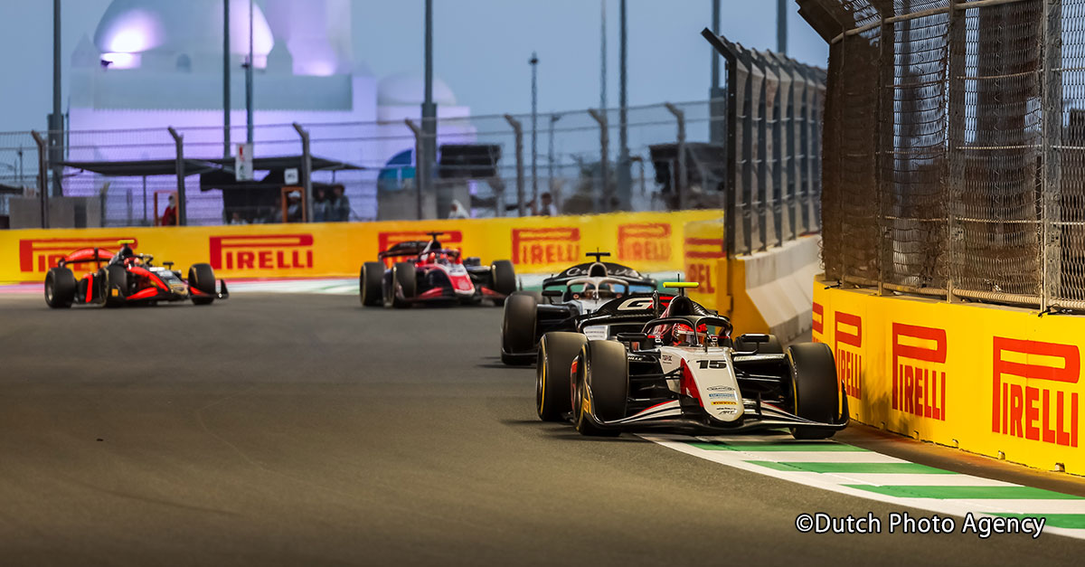 ジェッダ・コーニッシュ・サーキットで開催された2025年FIA-F2の第3戦で走行するART Grand Prixの宮田莉朋