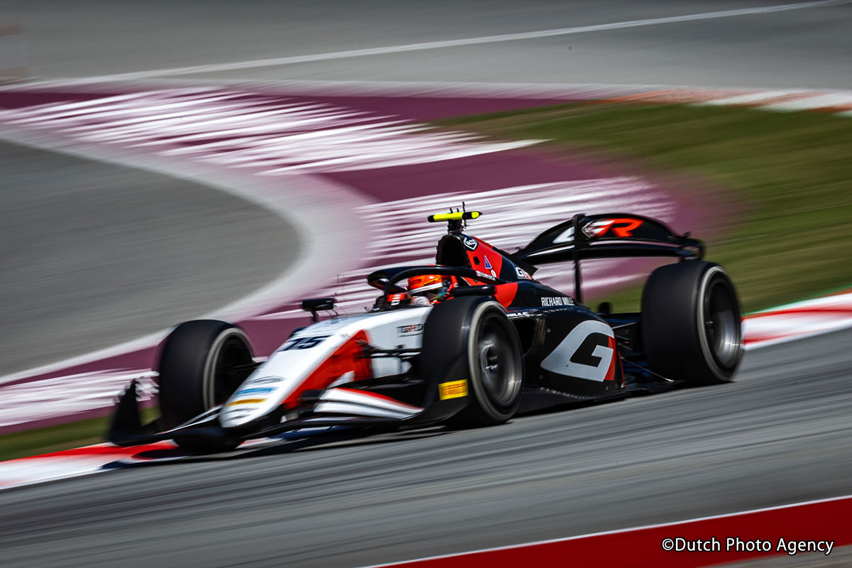 カタルニア・サーキットを走行するART Grand Prix 15号車(宮田莉朋)