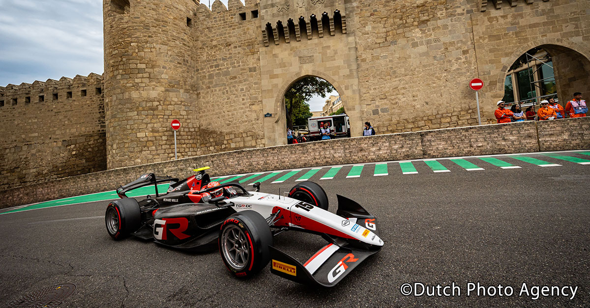 バクー市街地特設サーキットを走行するART Grand Prix 15号車（宮田莉朋）