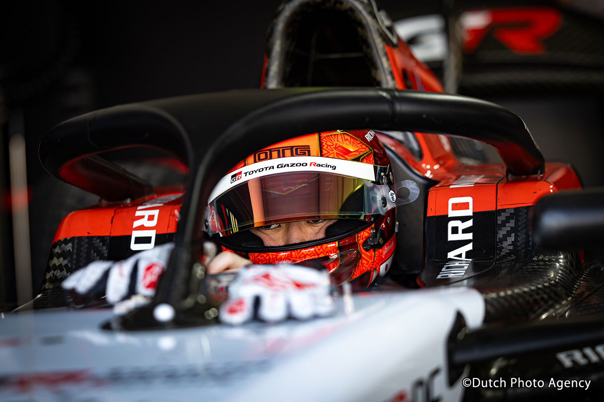 コクピットに乗り込むTGR-DCドライバーの宮田莉朋