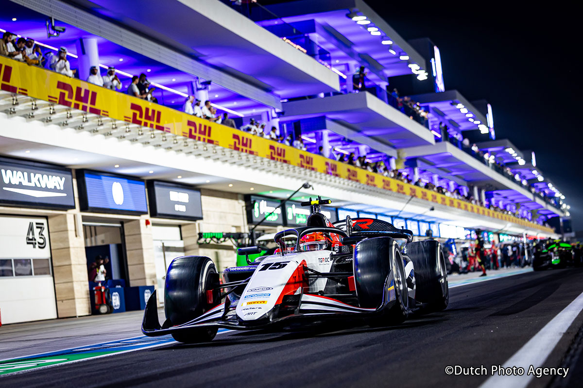 ルサイル・インターナショナル・サーキットのピットレーンを走行するART Grand Prixの宮田莉朋