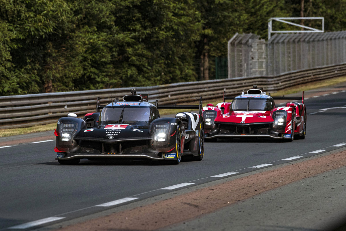 ル・マン24時間レースのテストデーでサルト・サーキットを走行する2台のGR010 HYBRID