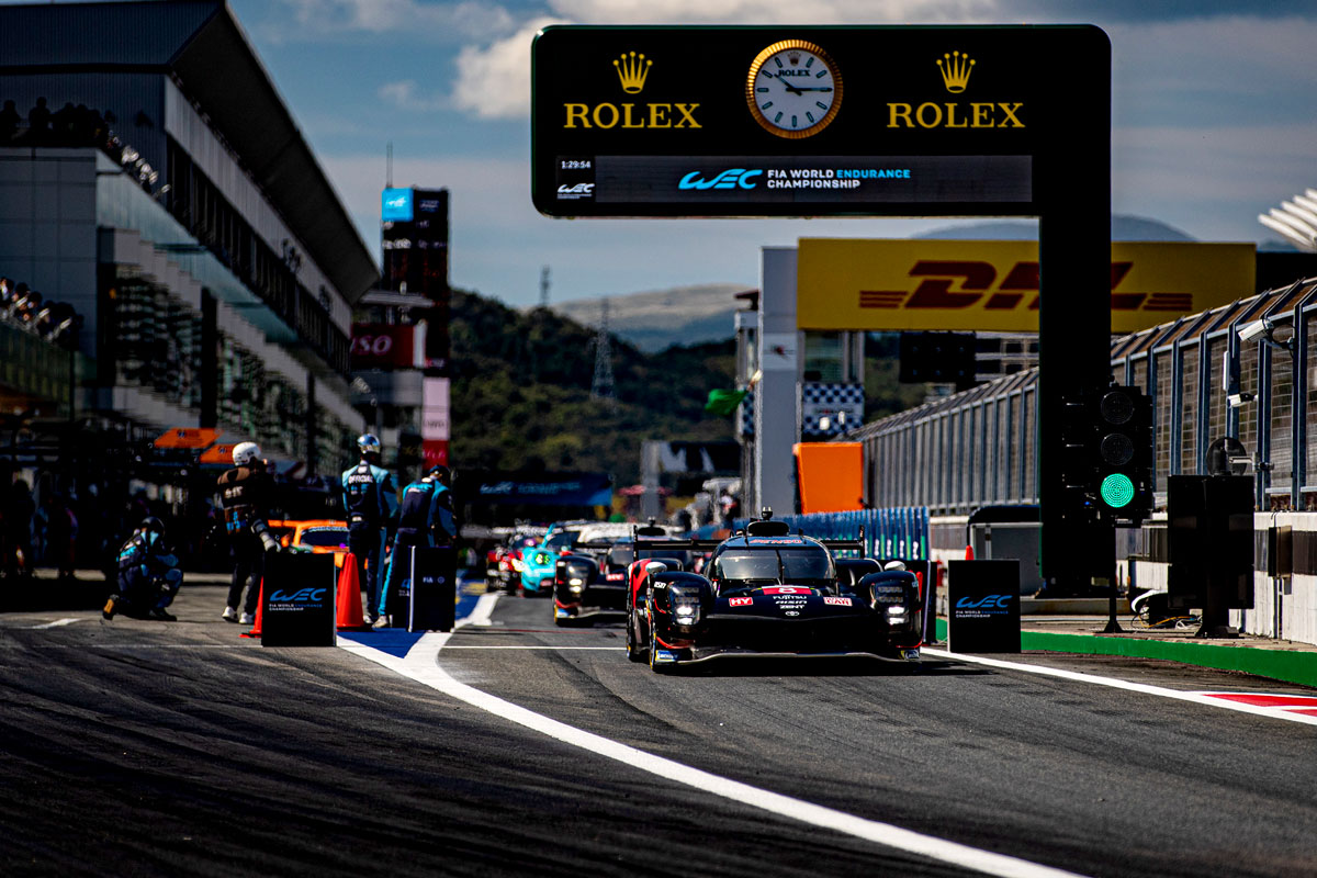 富士スピードウェイのピットから出てくるGR010 HYBRID