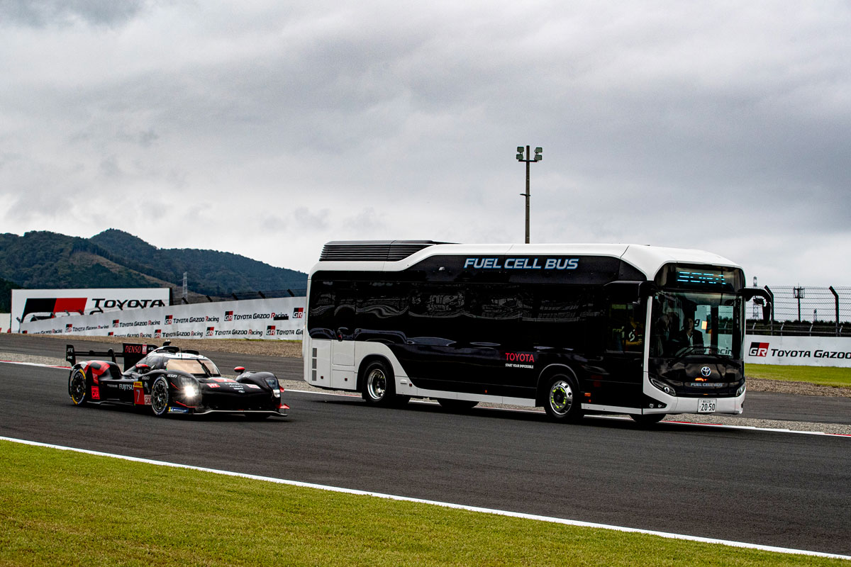 サーキットサファリで走行するGR010 HYBRID 7号車