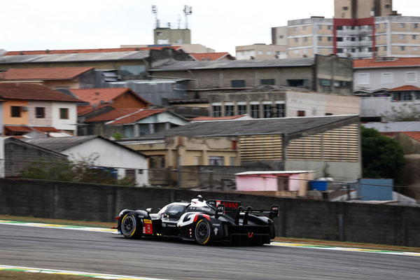 インテルラゴス・サーキットを走行するGR010 HYBRID