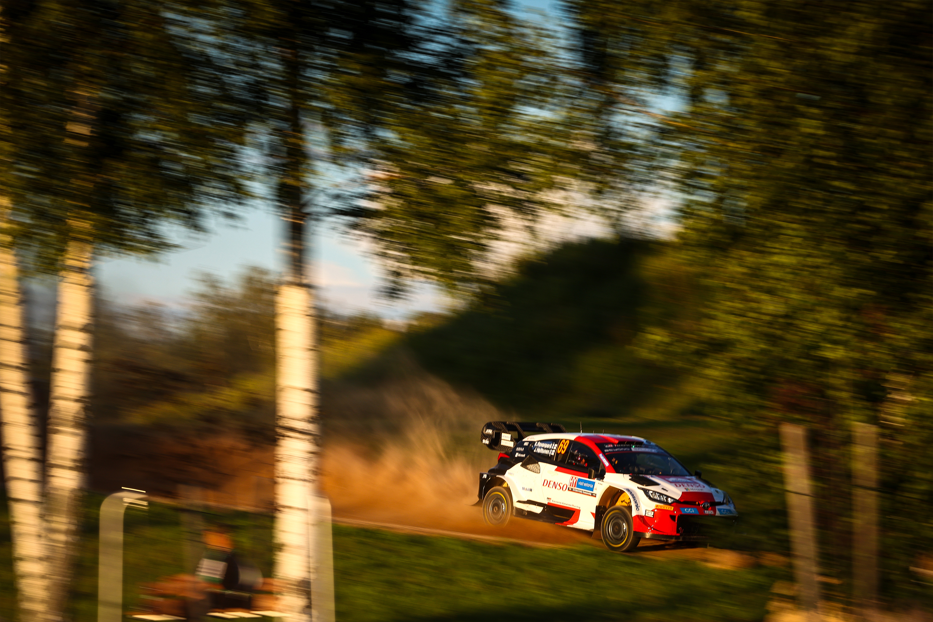 WRC 2023 Rd.8 デイ1 | 2023 | プレスリリース | WRC - FIA 世界ラリー