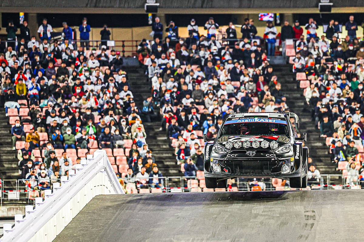 トヨタスタジアム SSS1を駆け抜ける勝田貴元／アーロン・ジョンストン（トヨタ GR YARIS Rally1 HYBRID）