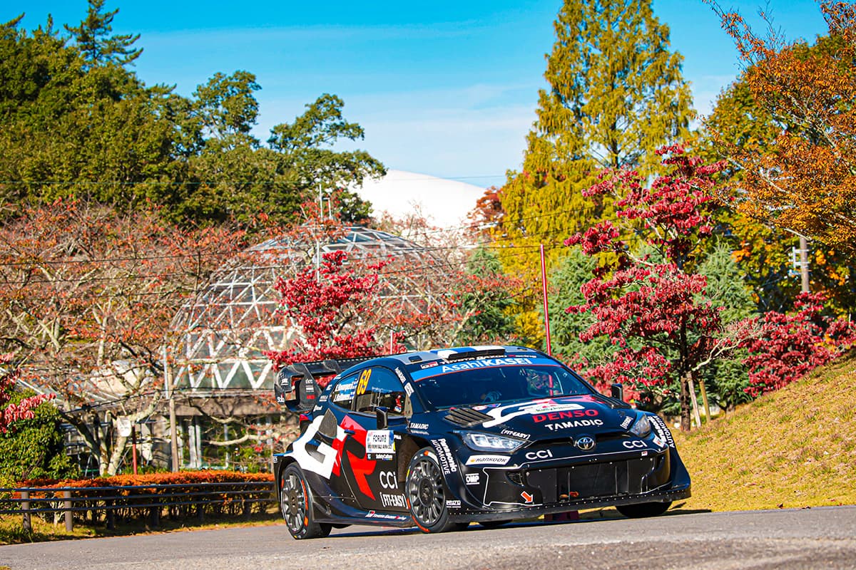 2025年大会 GR Yarisの2台がデッドヒートを繰り広げる オジエと