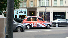 許せピンボケ。英国国旗のロンドンタクシーの出現に、興奮してしまったわけです。
