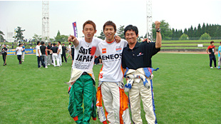 トヨタ自動車の保見スポーツセンターにやってきたのはこの3人。脇阪寿一と伊藤大輔、そして僕。まさかレーシングスーツで徒競走させられるとは、夢にも思ってませんでした。