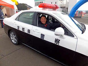 イベントに展示されていた宮城県警のパトカーに緊急試乗。運転席に座ったのは初めてです。