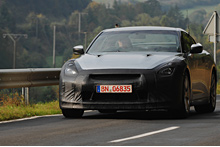 写真1：日産GT-Rがニュルブルクリンク近郊のカントリーロードでテストしている光景。ブラジャーを纏ったままの姿である。そのブラジャーは数百万円だとも…。
