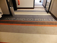 『STOP-AND-GO-PENALTY』 朝一の第一歩がこれだと嫌ですね。エレベーターホールにあるのは、ちょっと待ってねという意味なのでしょうか？